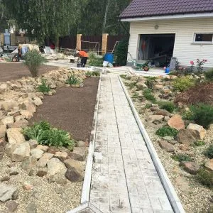 Дорога из плитки около дома